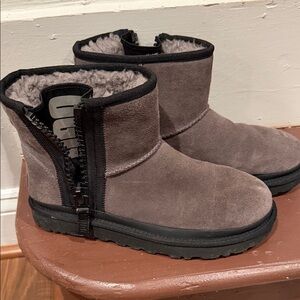UGG’s Women's Winter Boots in Brown Suede Size 8